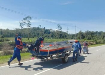 SULAIMAN Sarip secara sukarela membantu menunda bot Angkatan Pertahanan Awam Malaysia (APM) membawa jenazah selepas melepasi kawasan banjir Simpang Paya Garuk di  Jerantut, Pahang pada penghujung bulan Disember tahun lalu. –  UTUSAN/HARIS FADILAH AHMAD