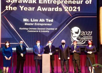 ABANG Johari Tun Openg (tiga dari kiri) pada Majlis Penyampaian Anugerah Keusahawanan Ketua Menteri @ Sarawak, di Imperial Hotel, Kuching hari ini.