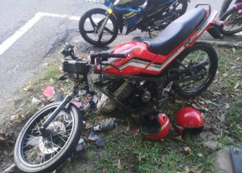 KEADAAN dua buah motosikal yang bertembung selepas penunggang Modenas Kriss melawan arus dalam kejadian di persimpangan lampu isyarat Lebuh AMJ, Paya Rumput, Melaka. - UTUSAN/DIYANATUL ATIQAH ZAKARYA