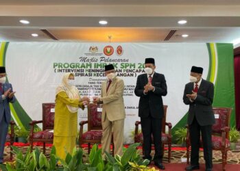 NAJMI Ahmad (tengah) menerima cenderamata daripada Tunku Maziah Tunku Mukhtar pada Majlis Pelancaran Program IMPAK SPM 2021 di Alor Setar hari ini. - UTUSAN/ANATI JUHARI