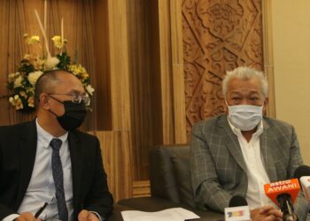 BUNG Moktar Radin (kanan) semasa sidang akhbar di Menara Kinabalu hari ini.