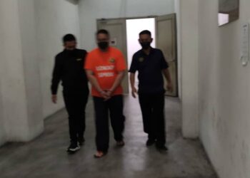 BEKAS pengarah penguat kuasa agensi kerajaan ditahan reman SPRM di Mahkamah Majistret Kuala Lumpur.