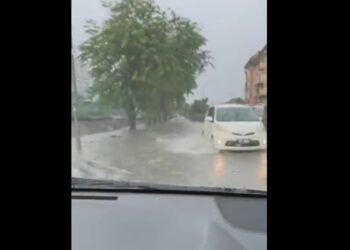 TANGKAP layar potongan video daripada seorang pengguna Twitter mendakwa Jalan Tokoh 25/28, Taman Sri Muda ditenggelami air akibat hujan lebat di Shah Alam, Selangor.