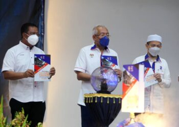 MAHDZIR Khalid (tengah) merasmikan Pelan Strategik Pendigitalan Kesedar 2021-2025 di Dewan Dato’ Ariffin Said, Gua Musang, Kelantan hari ini. - UTUSAN/ ZULHANIFA SIDEK