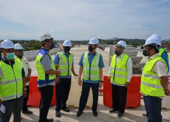 FADILLAH Yusof  (empat dari kanan) mendengar penerangan mengenai jalan pintasan Kuala Terengganu sejauh 5.875 kilometer di Kuala Terengganu, hari ini. - UTUSAN/PUQTRA HAIRRY ROSLI