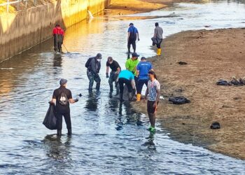 ORANG RAMAI yang menyertai program ‘Mari Kita Kudah’ mula mengutip sampah sambil beriadah dalam Sungai Galing di Kuantan, Pahang. - UTUSAN/DIANA SURYA ABD WAHAB