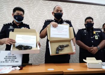 MIOR Faridalathrash Wahid (tengah) menunjukkan senjata api yang dirampas dalam Op Tapis Khas pada sidang akhbar di IPK Perak, Ipoh hari ini. - UTUSAN/ZULFACHRI ZULKIFLI