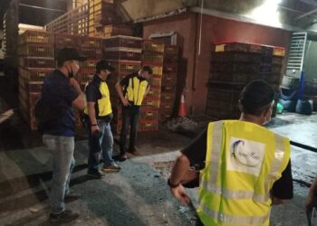 PREMIS perniagaan memproses ayam segar di Taman Perindustrian Selayang, Selangor diserbu SPAN selepas didapati membuang sisa pemprosesan ayam ke dalam lurang paip kumbahan. - SPAN