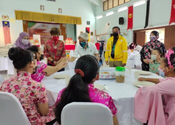 SAZLI Zakaria (tengah) bersama Lee Koon (dua dari kiri) dan Rosnah (kiri) menyantuni enam orang penghuni berbangsa Cina di Rumah Kanak-Kanak Rembau sempena Program Sentuhan Kasih Tahun Baru Cina 2022, di Rembau hari ini.-UTUSAN/NOR AINNA HAMZAH