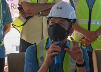 FADILLAH Yusof ketika sidang akhbar selepas meninjau projek laluan pintasan Kuala Terengganu di Terengganu. - UTUSAN/PUQTRA HAIRRY ROSLI