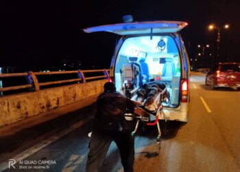 MANGSA tidak sedarkan diri dibawa ke Hospital Tanjung Karang dengan menaiki ambulans selepas dipercayai cuba terjun dari Jambatan Besar Kuala Selangor, Selangor malam tadi.