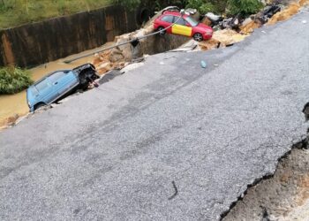 KEADAAN kenderaan yang rosak akibat tanah mendap di Seri Kembangan, Selangor petang tadi.- IHSAN BOMBA