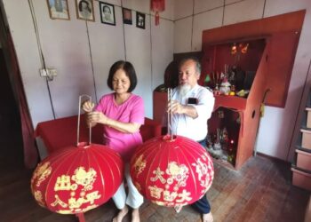 KIMSIT bersama isterinya, Dimin membuat persiapan sempena Tahun Baharu Cina di rumah mereka di Kuala Penyu.