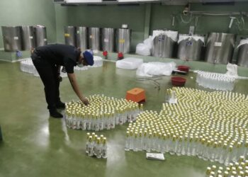 ANGGOTA penguat kuasa PPDNHEP Pulau Pinang memeriksa barangan yang dihasilkan di sebuah premis di Bukit Tengah, Bukit Mertajam, Pulau Pinang susulan aduan penggunaan logo halal yang tidak diperakukan.