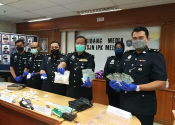 ZULKIFLEE Rashid (empat dari kiri) menunjukkan dadah dan wang tunai yang dirampas dalam beberapa siri serbuan Op Tapis di sekitar Melaka. - UTUSAN/DIYANATUL ATIQAH ZAKARYA