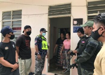 SIK Choon Foo (tiga dari kiri) bersama anggota Senoi Praaq dan Perhilitan Kelantan bertanya khabar penduduk Orang Asli di Kampung Sau, Pos Bihai, Gua Musang, Kelantan. – UTUSAN/AIMUNI TUAN LAH
