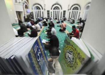 ANTARA jemaah yang hadir untuk solat hajat dan bacaan Yasin di Masjid Tuan Guru Haji Musa di Bukit Marak, Kota Bharu.