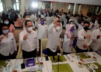 ALAN Oh (tengah) pada majlis memperkenalkan PBM Pulau Pinang di Georgetown hari ini.