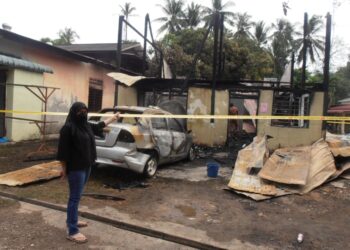 KAMALIAH Aziz melihat rumah didiaminya musnah selepas terbakar semasa ditemui di Lorong Lebai Harun,Kampung Masjid Tikam Batu, Sungai Petani hari ini. - UTUSAN/OTHMAN YAHAYA