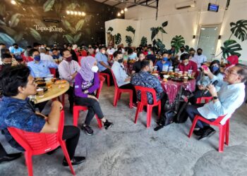 ANWAR Ibrahim sewaktu menghadiri Program #TemuAnwar Sembang Santai Bersama Dato' Seri Anwar Ibrahim Bersama Anak-anak Muda Port Dickson di Port Dickson hari ini. - UTUSAN/MOHD. SHAHJEHAN MAAMIN