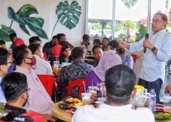 ANWAR Ibrahim sewaktu berucap ketika menghadiri Program #TemuAnwar Sembang Santai Bersama Dato' Seri Anwar Ibrahim Bersama Anak-anak Muda Port Dickson di Port Dickson hari ini.-UTUSAN/MOHD. SHAHJEHAN MAAMIN.