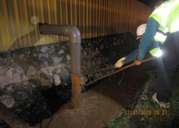 PEMERIKSAAN dilakukan JAS Selangor mendapati syarikat pengeluar minuman yang beroperasi di Shah Alam, Selangor ini melepaskan efluen industri yang mempunyai parameter melebihi had lesen yang dibenarkan pada 31 Disember 2020.
