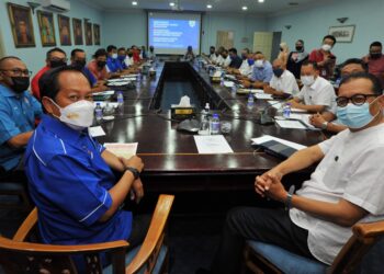 AHMAD Maslan (kiri) mempengerusikan Mesyuarat Setiausaha UMNO Bahagian Negeri Johor bersama Setiausaha UMNO Johor, Datuk Samsolbari Jamali (kanan) di Pejabat UMNO Johor di Johor Bahru. - UTUSAN/RAJA JAAFAR ALI