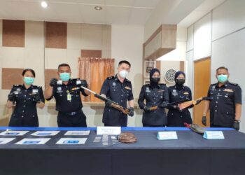 HOO Chang Hook (tiga dari kiri) menunjukkan dadah serta senapang angin buatan sendiri yang dirampas dalam Op Tapis Khas IPD Jempol ketika sidang akhbar di IPD Jempol, Jempol hari ini. - UTUSAN/NOR AINNA HAMZAH