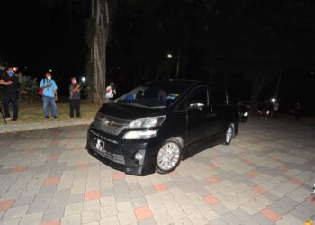 KELIHATAN beberapa kenderaan memasuki kediaman rasmi Menteri Besar bagi menghadiri perjumpaan Presiden bersama Biro Politik UMNO Johor di Saujana, Johor Bahru. - UTUSAN/RAJA JAAFAR ALI