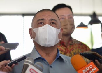 SAARANI Mohamad ditemui pemberita
selepas melawat tapak projek Bandar Tasik Idaman di Batu Gajah hari ini. - UTUSAN/ZULFACHRI ZULKIFLI