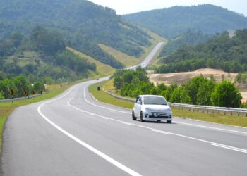 JALAN Temiang-Pantai yang mempunyai pemandangan menarik menjadi tular selepas ramai pengguna jalan raya memberhentikan kenderaan di lorong kecemasan di jalan tersebut untuk mengambil gambar sehingga mendatangkan rasa kurang senang pengguna jalan raya yang lain.UTUSAN/ZAKKINA WATI AHMAD TARMIZI.