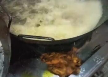 TANGKAP layar daripada video memaparkan keadaan dapur restoran tersebut yang didakwa tidak bersih