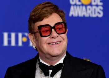 Elton John terpaksa menangguhkan dua konsertnya yang sepatutnya diadakan di Texas, Amerika Syarikat.