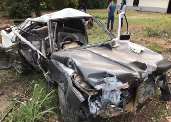 KEADAAN kereta jenis Proton Iswara yang terlibat nahas  di Jalan Sedia Raja-Mampong, Rembau pagi tadi. -GAMBAR IHSAN POLIS