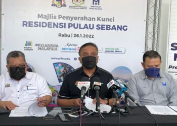 REEZAL MERICAN Naina Merican pada sidang akhbar selepas merasmikan Majlis Penyerahan Kunci Residensi Pulau Sebang, Alor Gajah, Melaka. - UTUSAN/DIYANATUL ATIQAH ZAKARYA