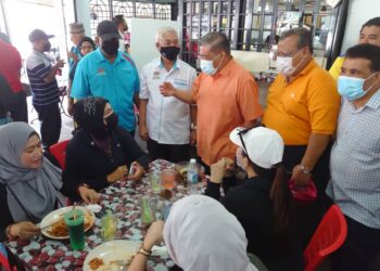 MOHAMAD Sabu (berdiri tengah) bertanya khabar penduduk Permas Jaya ketika berada di kawasan sekitar itu di Johor Bahru.