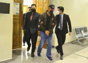 ABDUL Ghafa Harun (dua kanan) dibawa keluar dari Mahkamah Sesyen Kuantan di Kuantan, Pahang atas 42 pertuduhan berkaitan rasuah. - UTUSAN/SHAIKH AHMAD RAZIF