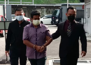 ANUAR Saat (tengah) ketika dihadapkan ke Mahkamah Sesyen Johor Bahru bagi menghadapi tiga pertuduhan pecah amanah di Johor Bahru, Johor.