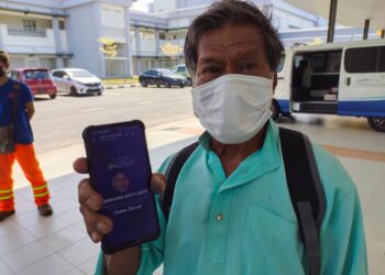 ARIF Sharkawi menunjukkan gambar anak perempuan tunggalnya, Allahyarham Mariana Arif, 21, yang meninggal dunia dalam kejadian kemalangan di di Jalan Sedia Raja-Mampong, Rembau, pagi semalam.-UTUSAN/NOR AINNA HAMZAH.