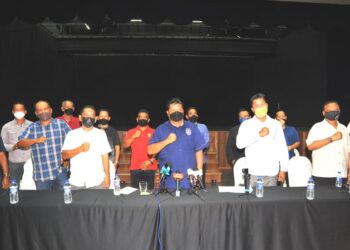 MAZLAN Bujang (tiga dari kiri) mengadakan sidang akhbar mengenai pengumuman perletakan jawatan dalam parti Bersatu berkuat kuasa serta-merta di Kompleks Sultan Abu Bakar, Yayasan Warisan Johor. - UTUSAN/RAJA JAAFAR ALI