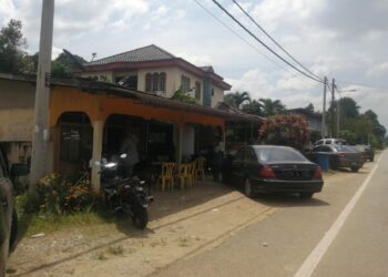MAYAT Ahmad Zainoor Ahmad ditemukan di ruang tamu rumahnya di Kampung Lebak, Kuala Berang di Hulu Terengganu. - UTUSAN/NOOR HAYATI MAMAT