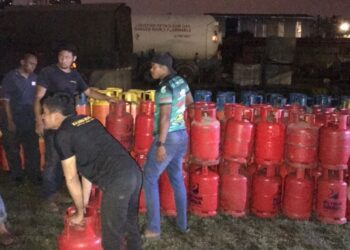 ANTARA tong LPG yang dirampas dalam operasi di sekitar Banting di Kuala Langat, Selangor kelmarin.