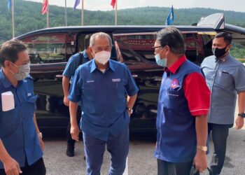 MUHYIDDIN Yassin ketika tiba untuk mempengerusikan mesyuarat PN Johor di Pejabat Bahagian Bersatu Pagoh di Muar, Johor.