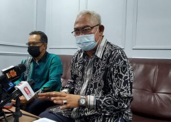NOH Omar (kanan) dalam sidang akhbar selepas menghadiri Mesyuarat Majlis Tindakan Pembangunan Negeri Selangor di Shah Alam, Selangor, hari ini.