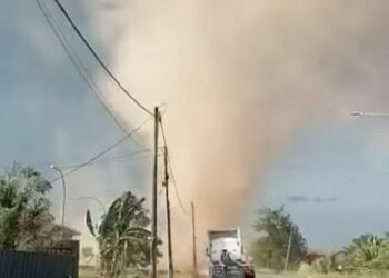 TANGKAP layar daripada rakaman video kejadian puting beliung yang melanda Bukit Kayu Hitam, Kubang Pasu, Kedah semalam. - MEDIA SOSIAL