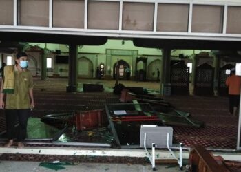 SEORANG jemaah sebuah surau di Politeknik Premiere Sultan Salahuddin Abdul Aziz Shah berdiri di hadapan serpihan kaca yang pecah selepas IPT itu menjadi antara bangunan rosak dilanda ribut di Shah Alam, Selangor, hari ini.