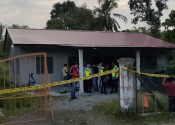SEORANG lelaki ditemukan mati dalam keadaan berikat di rumah sewanya di Kampung Chenaga, Repah, Tampin petang tadi. - UTUSAN/NOR AINNA HAMZAH