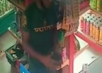 TANGKAP layar seorang lelaki dipercayai warga asing menunjukkan kemaluan kepada pekerja wanita ketika membuat bayaran di kaunter sebuah kedai serbaneka di daerah Manjung, Perak. - UTUSAN/MEDIA SOSIAL