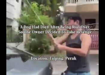TANGKAP layar video kejadian seorang lelaki memecahkan cermin sebuah kereta yang berlaku di Taiping. - UTUSAN/MEDIA SOSIAL