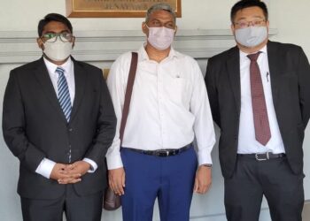 K. JAYAKUMAR (tengah) hadir di Mahkamah Sesyen Kuala Lumpur bagi keputusan kes melibatkan 118 pertuduhan pemindahan wang dan pemberian invois palsu. - UTUSAN/NORLIZAH ABAS